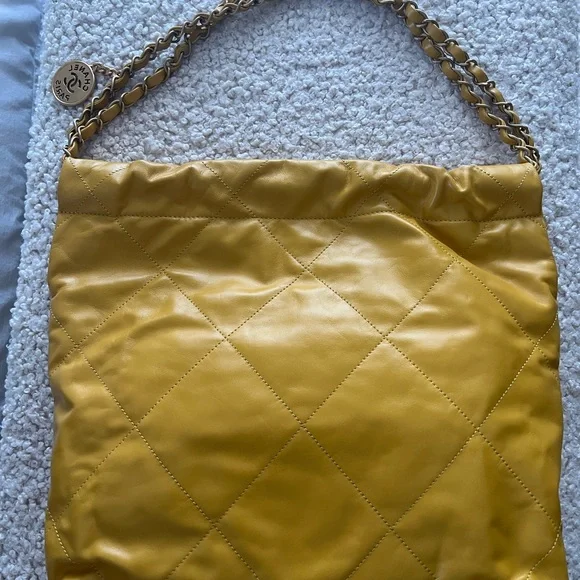 Chanel ‘22 Hobo - Yellow (size small) - Picture 2 of 7
